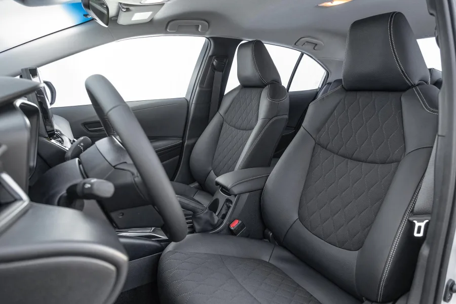 Na segurança, o sedã se destaca por oito airbags, frenagem automática de emergência, assistente de faixa, ISOFIX, sensores e controle de estabilidade.