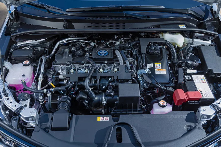 Com motor a combustão e propulsor elétrico, o híbrido oferece até 17,5 km/l na estrada, garantindo autonomia elevada tanto na gasolina quanto no etanol.