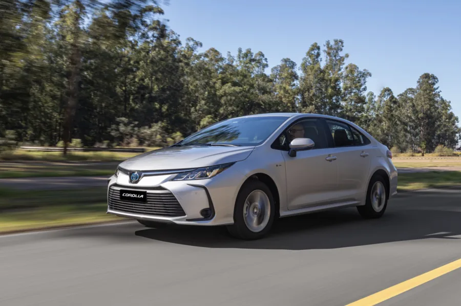 O Corolla GLi Hybrid 2026 aparece como um sedã focado em conforto e eficiência, com proposta racional e comportamento suave que prepara o leitor para a análise que vem a seguir.