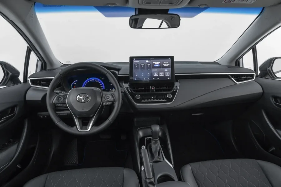 Entre os principais equipamentos estão sete airbags, multimídia Toyota Play 2.0 de 10 polegadas, ar digital, chave presencial, câmera de ré e pacote Toyota Safety Sense.