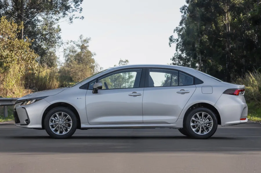 O modelo chega até R$ 15.000 mais barato que o principal rival. A Toyota aposta na combinação de eficiência, custo competitivo e tecnologia embarcada.