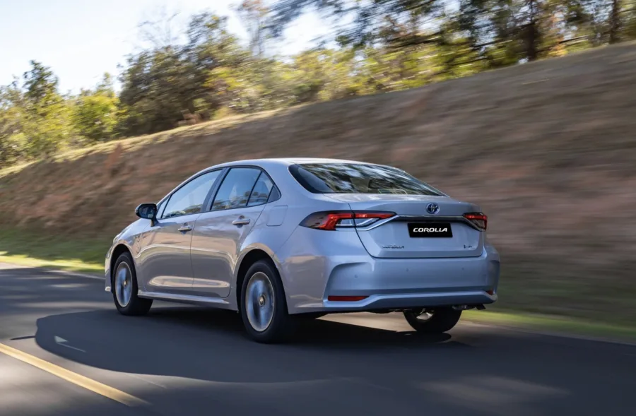 O Corolla GLi híbrido estreia no Brasil com proposta agressiva: preço de R$ 154.980 em vendas diretas, reposicionando a Toyota no mercado de sedãs médios.