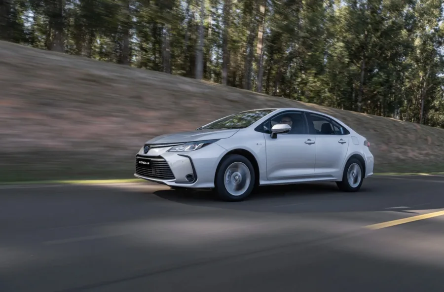 O Corolla GLi Hybrid PcD estreia no Brasil com preço inicial de R$ 189 mil e descontos que podem chegar a 18%, tornando-se opção atrativa para PcD e taxistas que buscam híbrido acessível.