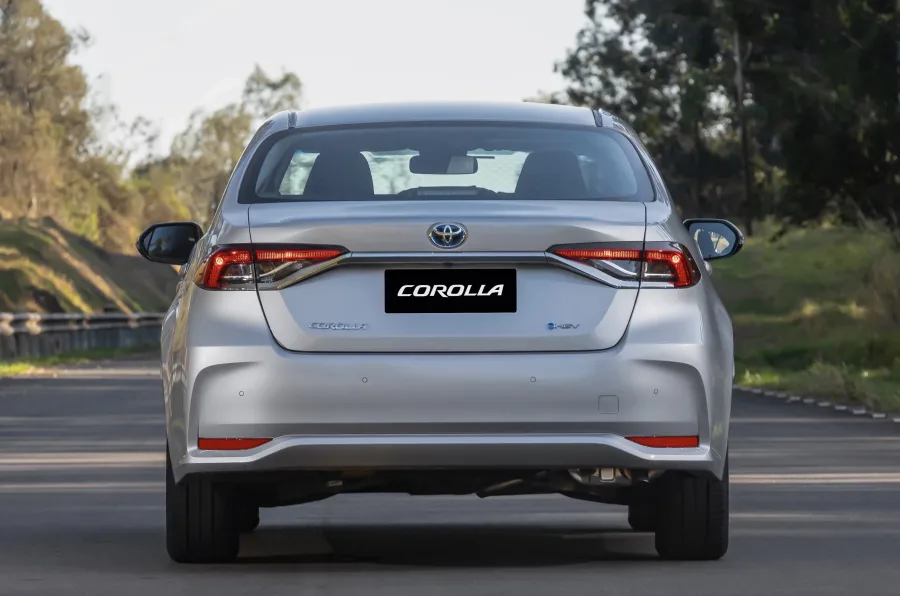 O programa Toyota 10 amplia a garantia do sedã para até 10 anos, desde que as revisões sejam feitas na rede autorizada. O sistema híbrido tem cobertura original de oito anos.