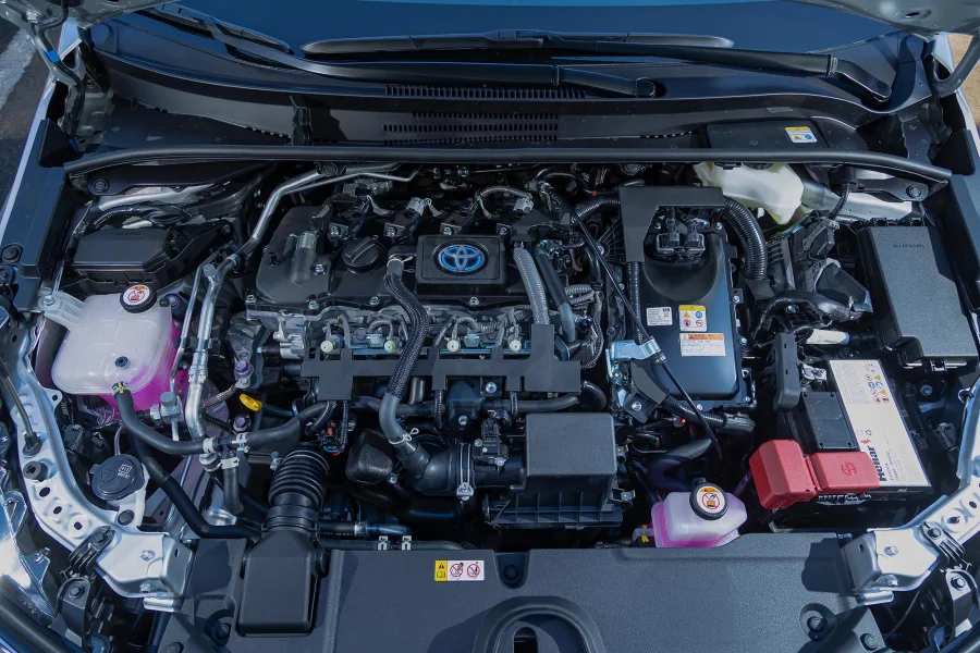 A novidade combina motor 1.8 de ciclo Atkinson a dois motores elétricos, entregando potência total de 122 cv com eficiência energética.