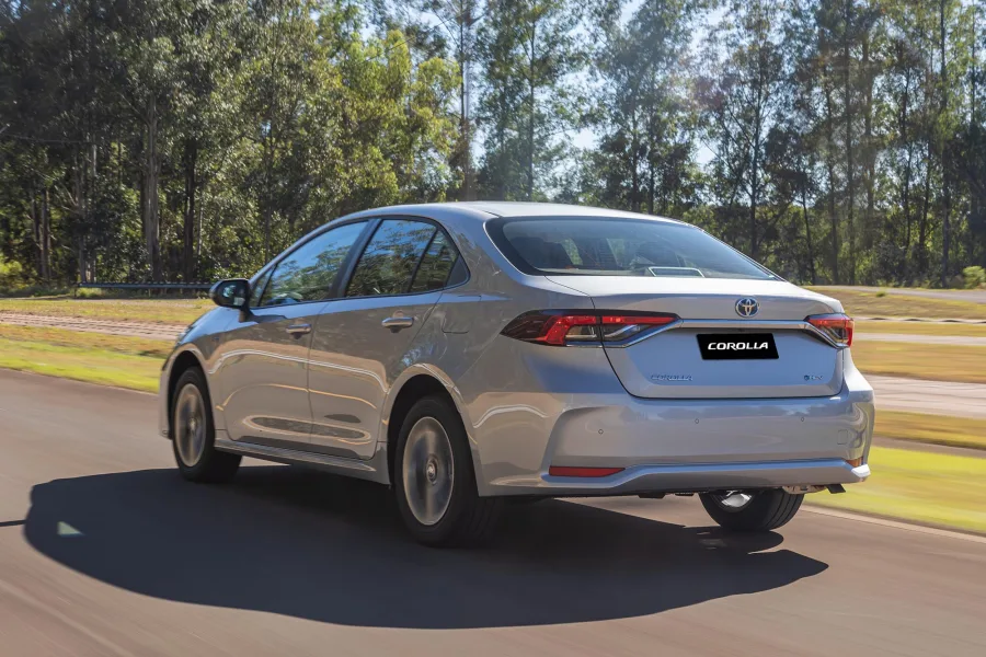 Com tecnologia híbrida flex full, o modelo consome até 30% menos que as versões comuns e reduz em até 70% as emissões de CO₂ com etanol.