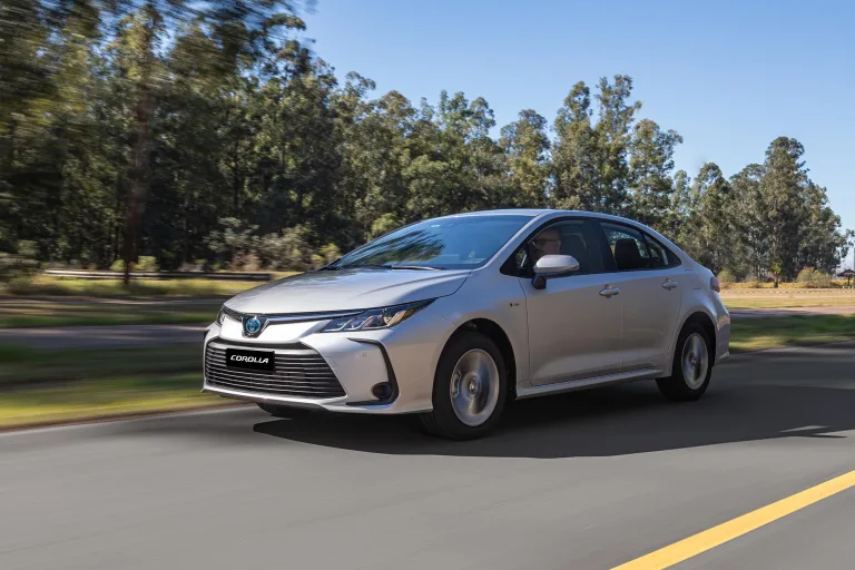 Toyota Corolla Hybrid GLi 2025 chega ao Brasil por R$ 189 mil e promete até 18 km/l