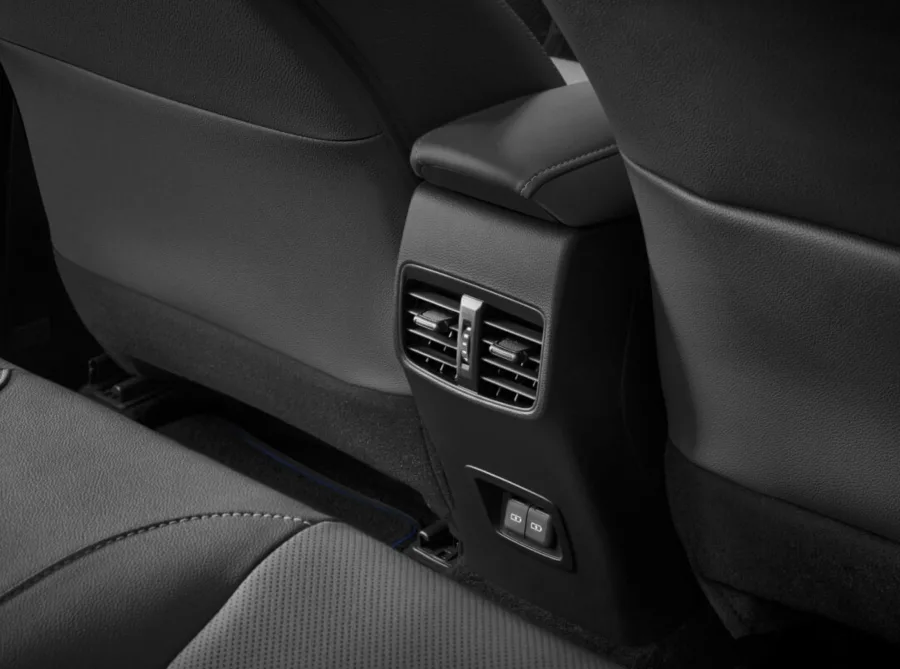 Conforto, tecnologia e segurança: O sedã tem 5 lugares, 470 litros no porta-malas, suspensão independente, bancos de couro, 8 airbags e assistentes avançados de condução.