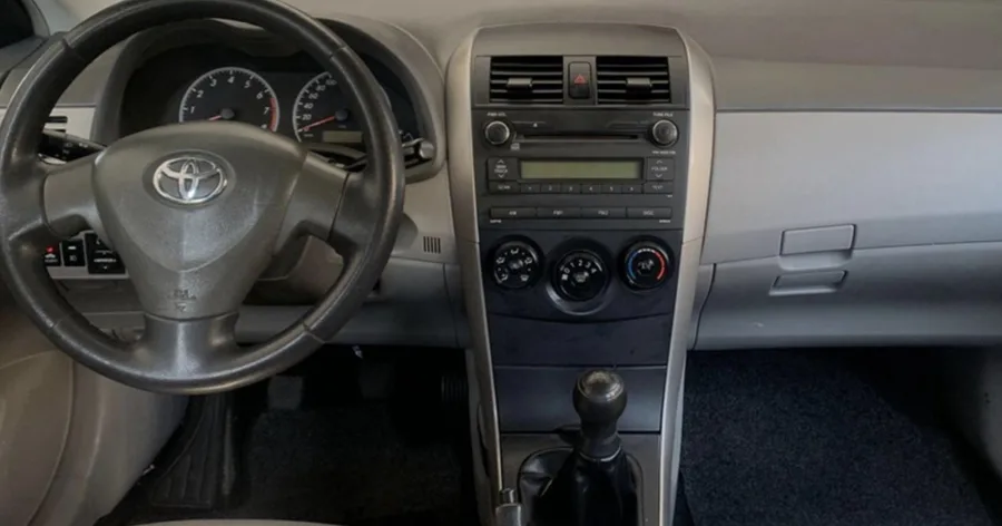 Com tração dianteira, direção elétrica e câmbio manual de 6 marchas, o Corolla XLi 2014 garante condução previsível e fácil de dirigir.