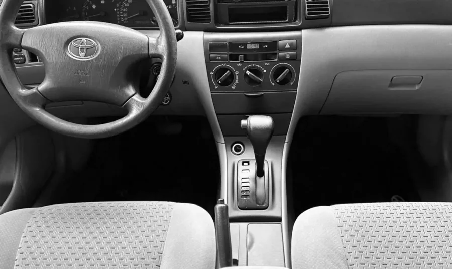 O câmbio automático de 4 marchas, com tração dianteira e direção hidráulica, proporciona condução suave, mas limita desempenho e eficiência em altas velocidades.