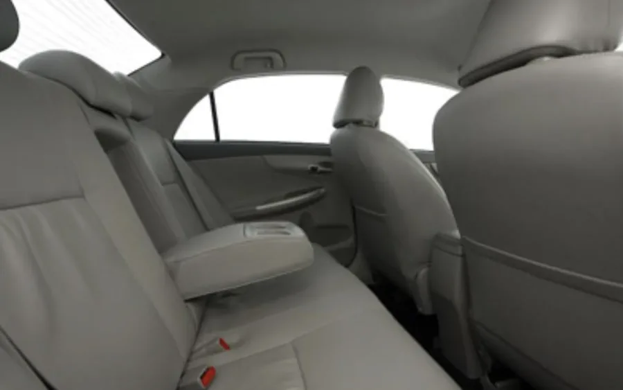 Equipamentos: Airbags, freios a disco, ar-condicionado, direção elétrica, vidros e retrovisores elétricos, computador de bordo e rádio com CD player.