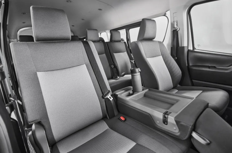 O Hiace acomoda 16 pessoas, traz ar-condicionado, bancos reclináveis, câmera de ré, airbags, controle de estabilidade e outros itens de segurança de série.