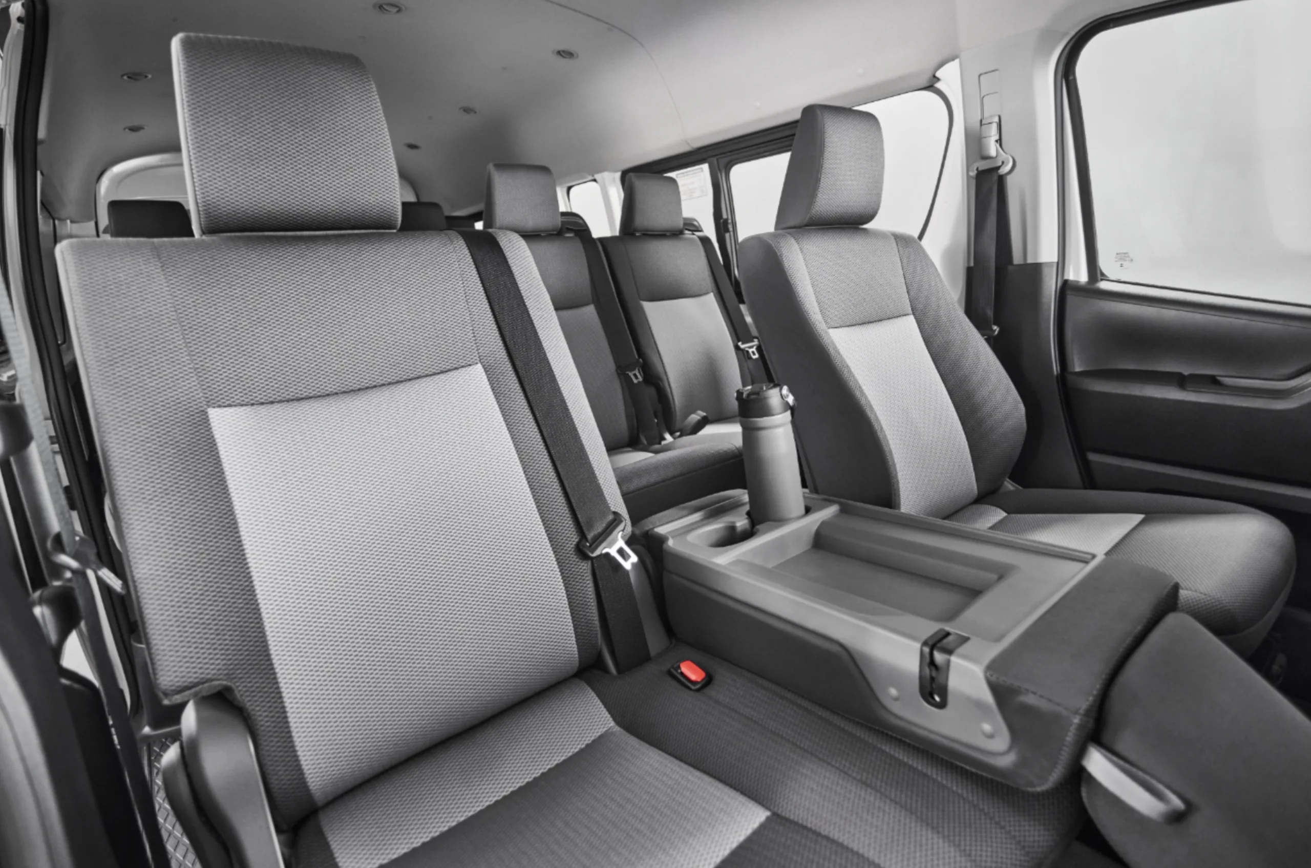 O Hiace acomoda 16 pessoas, traz ar-condicionado, bancos reclináveis, câmera de ré, airbags, controle de estabilidade e outros itens de segurança de série.