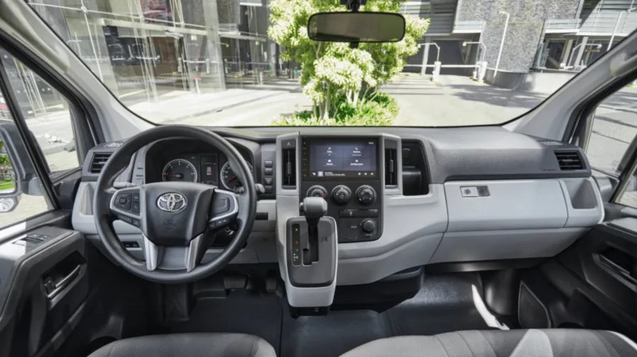 A Toyota oferece revisões acessíveis e o programa Toyota 10, que amplia a garantia para até 10 anos ou 200 mil km em uso particular.