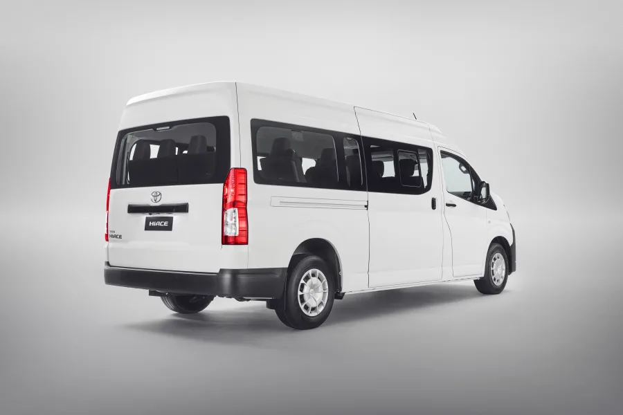 Com 2.640 kg, a Hiace suporta até 16 ocupantes ou 1.180 kg de carga, exigindo CNH de categoria C. O consumo declarado é de 8,5 km/l na cidade e 9,8 km/l na estrada.