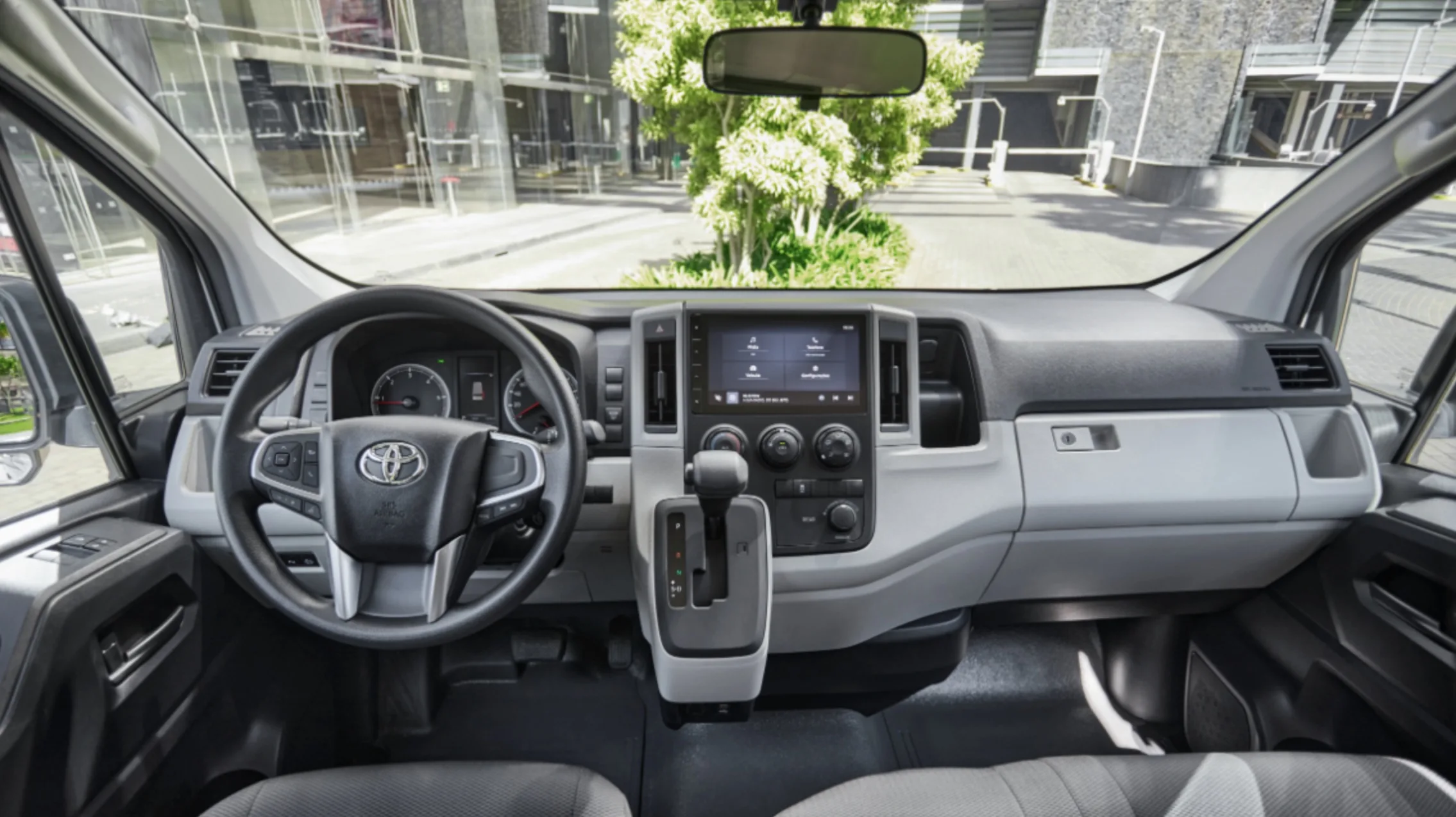 Três airbags, controles eletrônicos, câmera de ré e sensores ajudam nas manobras e elevam a segurança no uso urbano intenso.