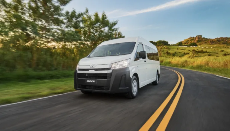 Toyota Hiace Minibus DX 2.8 2025: Preço, Ficha técnica, Consumo, Equipamentos e Fotos; van transporta até 16 passageiros com conforto e segurança