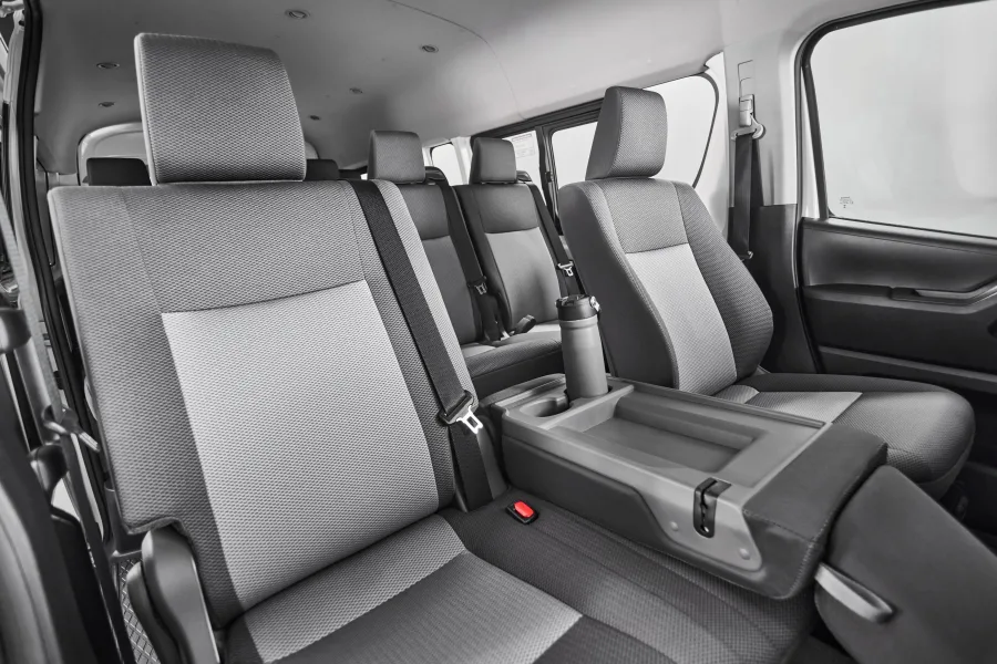 A primeira versão disponível é a minibus, com espaço para 15 passageiros e motorista. Em novembro chegam as variantes furgão, ambulância e refrigerada.