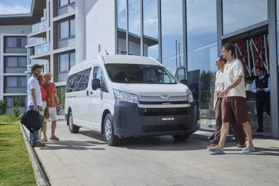 Van Toyota Hiace Minibus DX 2.8 2025 é voltada para transporte de até 16 passageiros, ideal para empresas, turismo e escolas, equilibrando robustez, conforto e eficiência.
