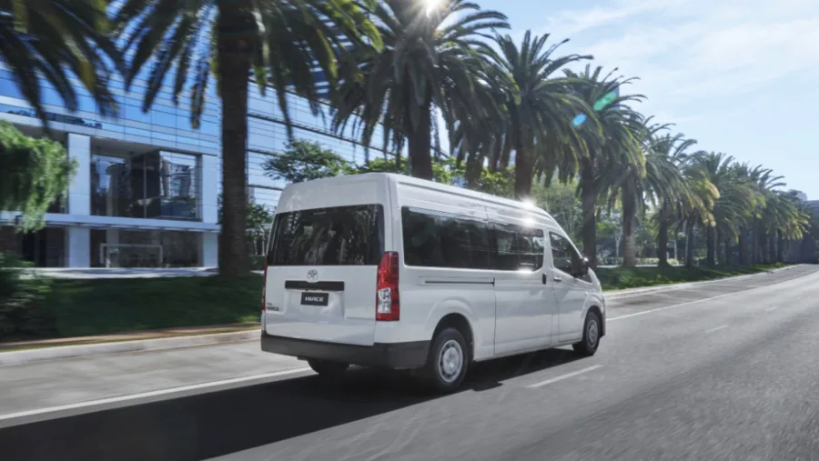 O design da Hiace privilegia a praticidade: altura de 2,28 metros que cabe em garagens e aerodinâmica que melhora consumo e dirigibilidade.