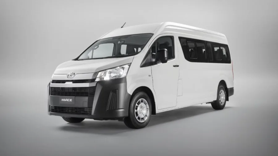 A Toyota lança no Brasil a Hiace 2026, van que chega por R$ 364.990 na versão com 16 lugares. É a primeira vez que o modelo é vendido no país.