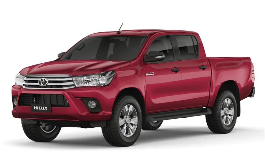 A Hilux 2018 tem versões Flex para uso urbano e rodoviário, e a diesel para trabalho pesado e terrenos difíceis, unindo conforto, robustez e versatilidade em diferentes perfis.