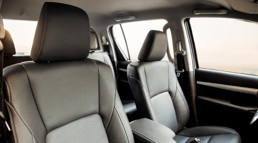 Espaçosa e robusta, a Toyota Hilux SR 2.8 2025 é prática para o dia a dia e eficiente em viagens, com bom espaço traseiro, caçamba de 1000 litros e desempenho confiável na estrada.