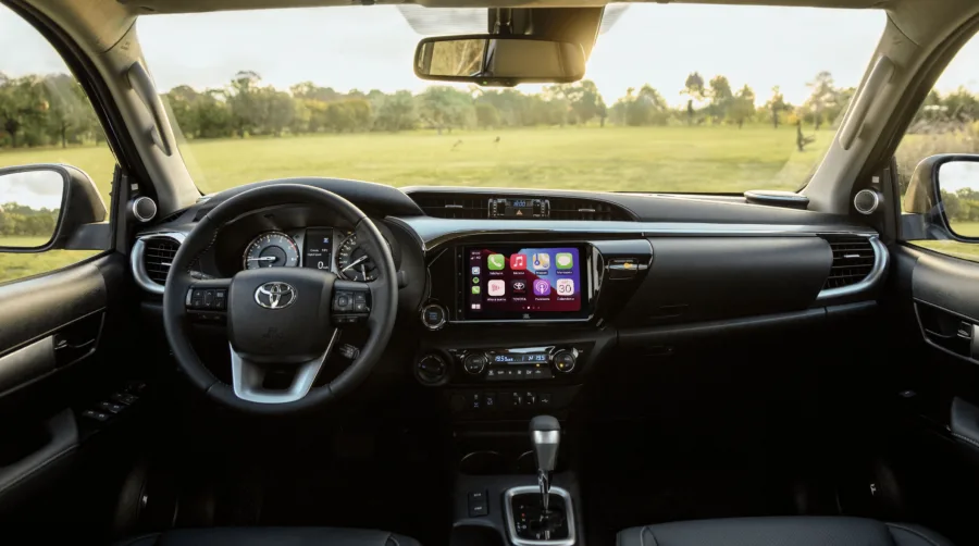 A transmissão automática de 6 marchas e a tração integral temporária tornam a Toyota Hilux SR 2.8 2025 prática para uso diário, equilibrando suavidade e força em terrenos difíceis.