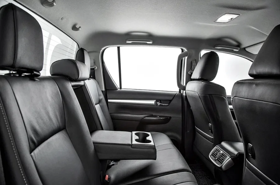 Interior acomoda 5 pessoas, caçamba de 1.000 litros, carga útil de 1.025 kg e conforto de equipamentos modernos, útil para trabalho e lazer.