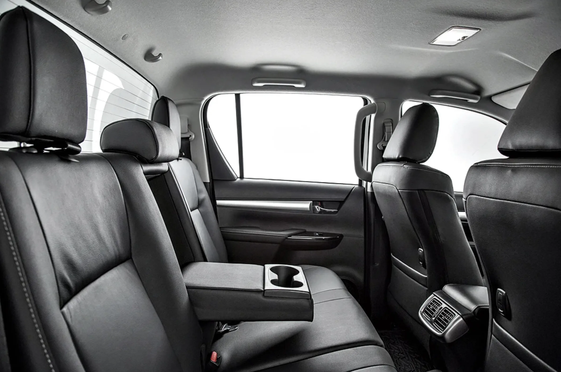 Interior acomoda 5 pessoas, caçamba de 1.000 litros, carga útil de 1.025 kg e conforto de equipamentos modernos, útil para trabalho e lazer.