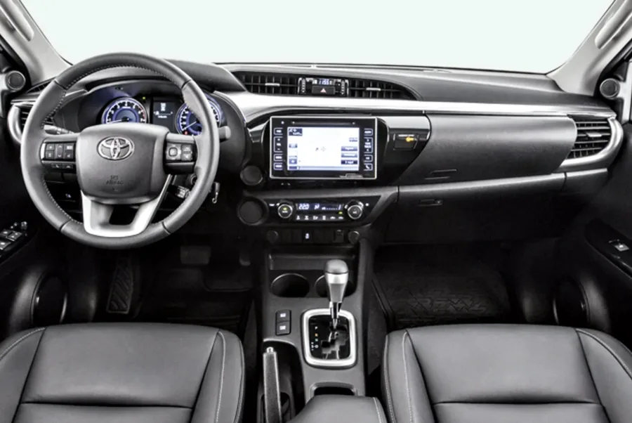 A tração integral temporária com câmbio automático de 6 marchas e direção hidráulica tornam a condução prática, mesmo em terrenos exigentes.