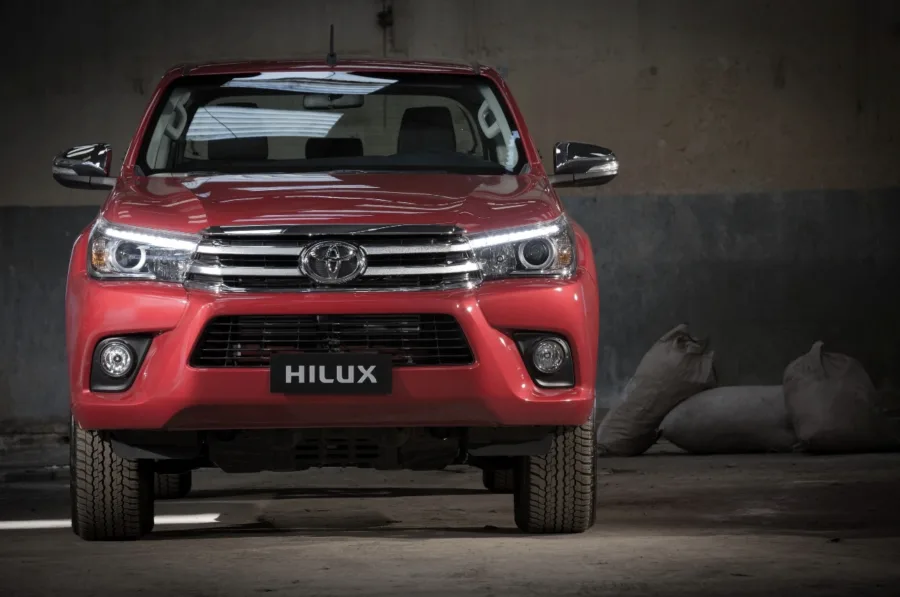 Toyota Hilux SR 2.8 Turbo Diesel 4×4 AT CD 2018: Preço, Ficha técnica, Consumo, Equipamentos e Fotos; cabine dupla leva 5 pessoas e tem caçamba de 1.000 litros