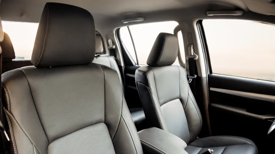 A cabine acomoda 5 ocupantes com bancos em couro e saída de ar traseira, ar-condicionado automático dual zone e sistemas de segurança como airbags e controles de estabilidade e tração.