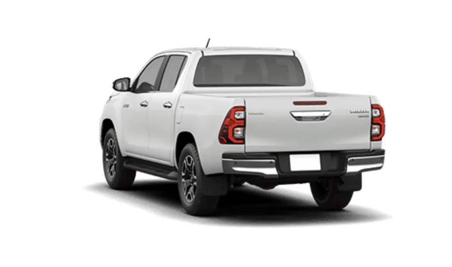 A caçamba tem capacidade para 1000 litros e carga útil de 1000 kg, com reboque de até 3500 kg com freio, tornando a picape eficiente no transporte de cargas pesadas e em uso fora de estrada.