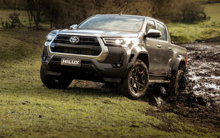 Com motor 2.8 turbodiesel de 204 cv e torque de 50,9 kgfm, a Hilux SRX 2025 garante desempenho sólido, tração integral e estabilidade tanto em rodovias quanto em terrenos irregulares.