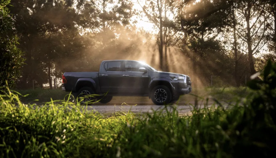 A caçamba da Hilux SRX 2025 comporta até 1000 litros, enquanto a carga útil chega a 1000 kg e o reboque com freio suporta 3500 kg, reforçando sua vocação para trabalho pesado.