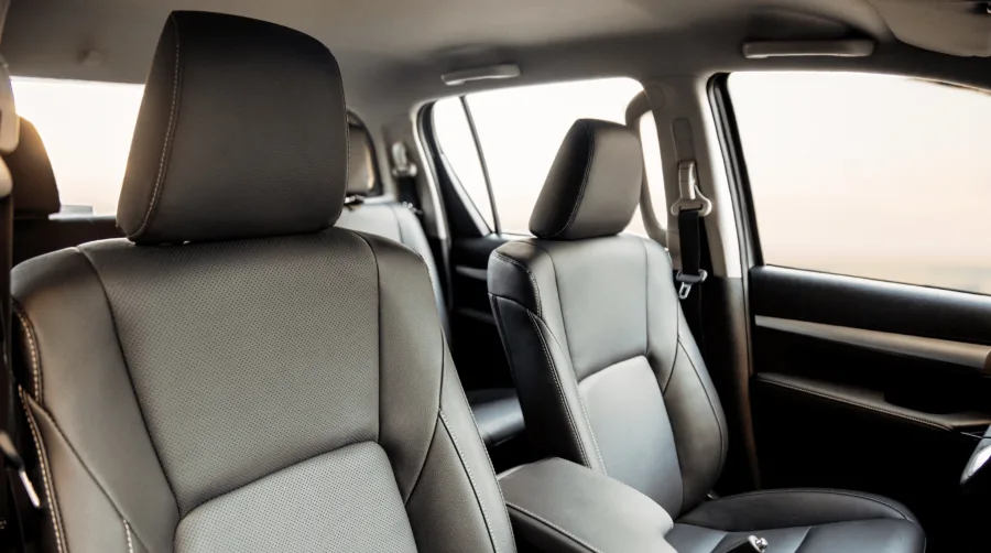 Com espaço para 5 ocupantes, bancos em couro ventilados e ajuste elétrico, ar de duas zonas e pacote de segurança completo, a Hilux SRX 2025 eleva o nível do segmento.