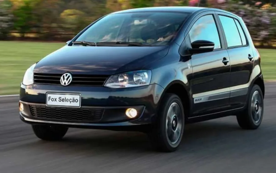 As versões 1.0 do Volkswagen Fox 2014 são ideais para uso urbano e economia, enquanto as 1.6 oferecem mais desempenho em estrada, com acabamentos que variam entre básicos e completos.