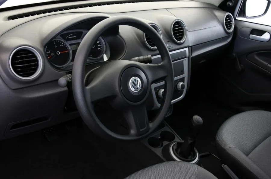 Transmissão manual de 5 marchas, tração dianteira e direção não assistida deixam a condução simples, direta e sem grandes refinamentos.