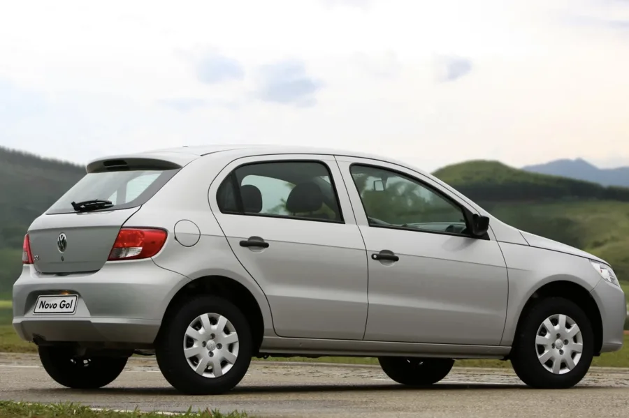 Tanque de 55 litros, consumo urbano de 7,3 km/l (A) e até 13,7 km/l (G) na estrada. Autonomia chega a 754 km com gasolina.