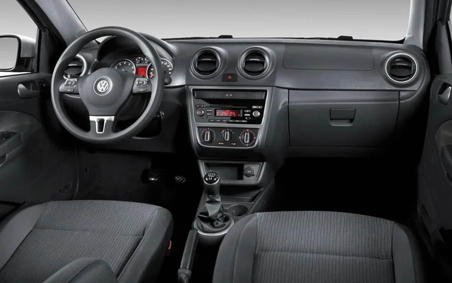 Transmissão manual de 5 marchas, tração dianteira e direção hidráulica tornam a condução simples, com trocas suaves e dirigibilidade previsível.