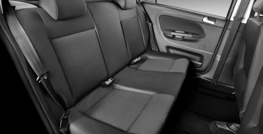 O interior acomoda 5 pessoas, tem porta-malas de 285 litros e carga útil de 412 kg, atendendo bem a quem precisa de versatilidade.