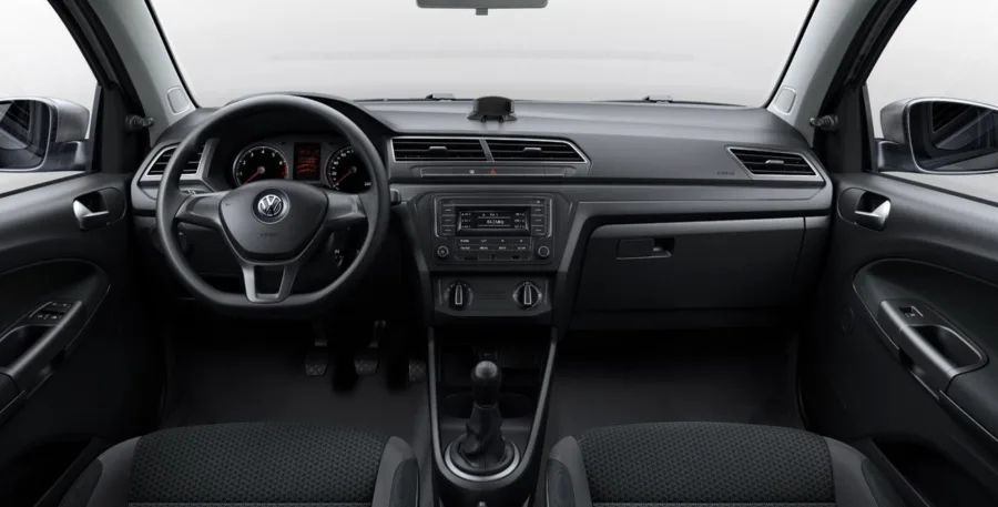 Tração dianteira, direção hidráulica e câmbio manual de 5 marchas tornam a condução simples, segura e adequada para rotina urbana.