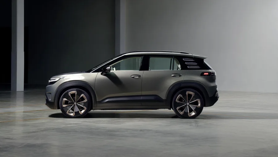 O SUV elétrico tem dimensões próximas ao T-Cross, mas aposta em design robusto, rodas de 21 polegadas e elementos iluminados para se destacar no segmento.