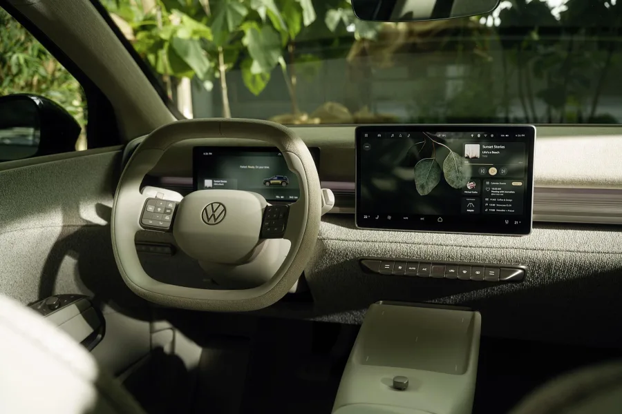 O interior reúne telas de 11 e 13 polegadas, botões físicos e soluções ousadas como folhas de eucalipto no console, além de bancos rebatíveis em área plana.