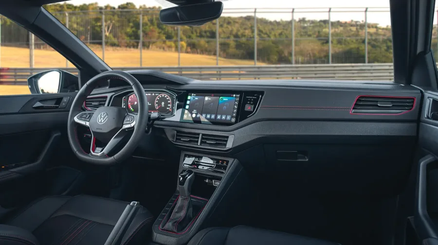 Interior com cinco lugares, porta-malas de 415 litros e acabamento esportivo; conforto adequado para família em trajetos urbanos e rodoviários.