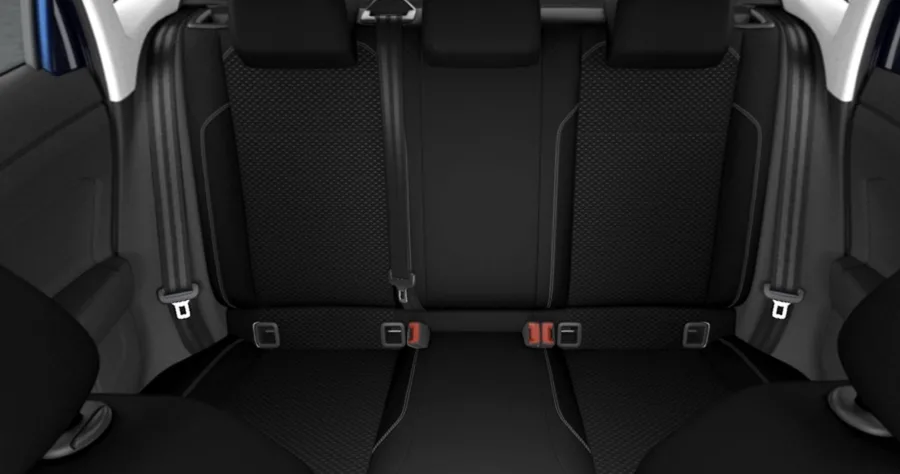 O interior oferece espaço para 5 ocupantes, porta-malas de 300 litros, bancos de couro e conforto adequado para famílias pequenas e jovens motoristas.