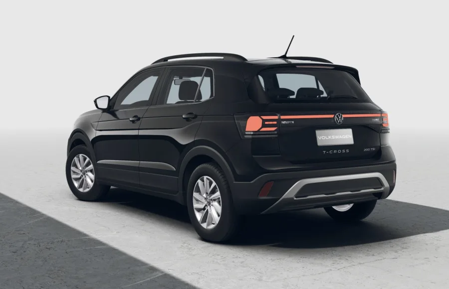 O consumo urbano chega a 12,1 km/l na gasolina, com autonomia de até 711 km em rodovia, números que destacam sua eficiência entre os compactos.