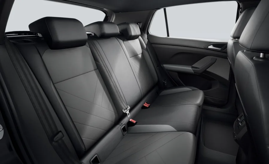 O modelo conta com espaço para cinco ocupantes, ar-condicionado digital, bancos em couro, volante multifuncional e pacote de segurança com seis airbags, controle de estabilidade e frenagem automática.