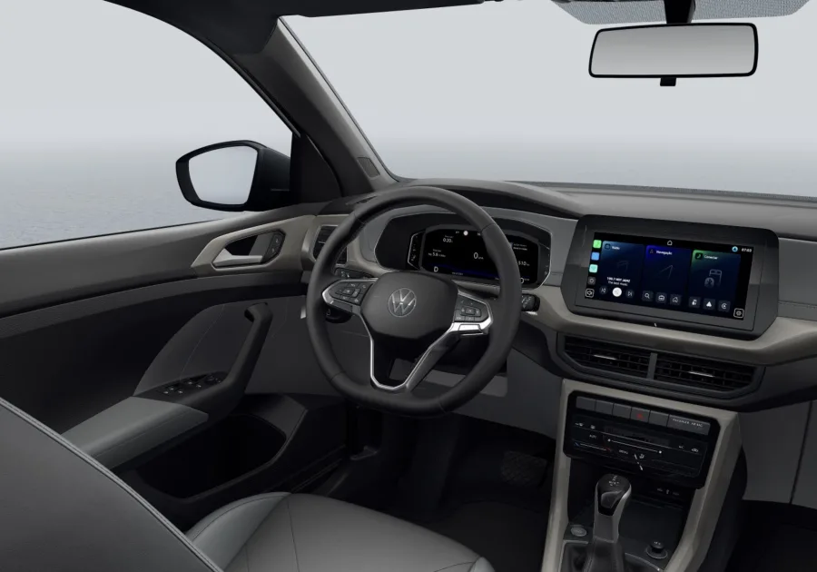 A transmissão automática de 6 marchas e a direção elétrica facilitam o uso diário, trazendo suavidade nas manobras e bom equilíbrio em viagens mais longas.